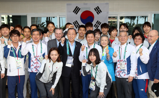 반기문 유엔 사무총장이 5일(한국시간) 브라질 리우데자네이루 올림픽선수촌 내 한국 선수단 숙소를 방문해 선수들과 함께 파이팅을 외치고 있다.