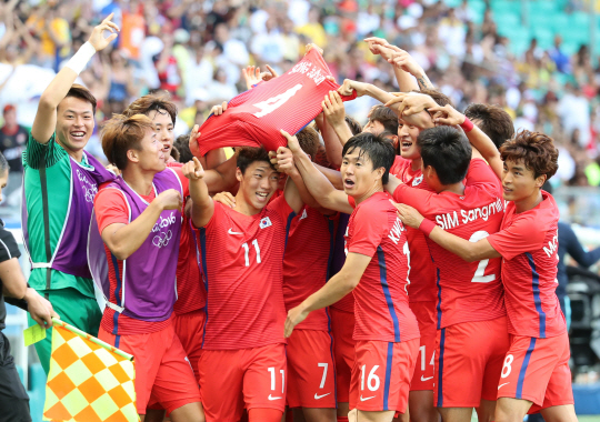 황희찬(가운데)이 8일 오전(한국시간) 브라질 사우바도르 폰치 노바 경기장에서 열린 리우올림픽 남자축구 조별리그 C조 2차전 독일과의 경기에서 골을 넣은 뒤 부상으로 올림픽에 출전하지 못한 송주훈의 4번 유니폼을 든 채 세리머니를 펼치고 있다.  연합뉴스