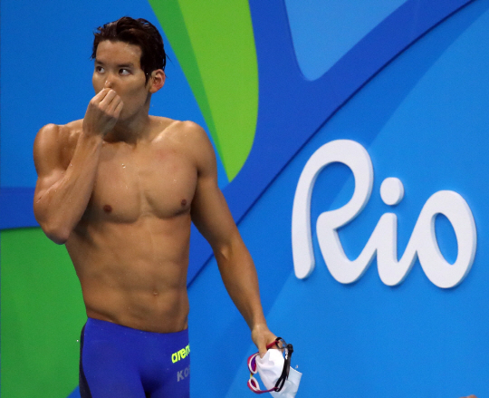 박태환이 8일 오전(한국시간) 브라질 리우데자네이루 올림픽 수영경기장에서 열린 남자 자유형 200m를 마치고 전광판을 쳐다보고 있다.  연합뉴스