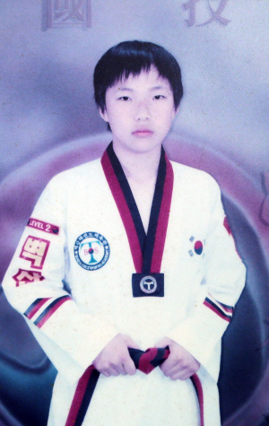 리우데자네이루올림픽 여자 유도 48㎏급에서 은메달을 따낸 정보경의 어린 시절. 2003년 정보경은 유도가 아닌 태권도복을 입었다. 연합뉴스