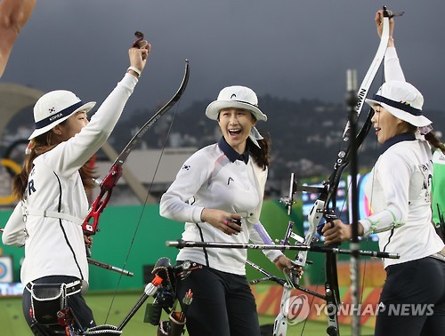 (리우데자네이루=연합뉴스) 7일(현지시간) 브라질 리우데자네이루 삼보드로모 경기장에서 열린 2016 리우올림픽 여자양궁 단체전 결승에서 최미선(왼쪽부터), 기보배, 장혜진이 금메달을 확정짓고 환호하고 있다.