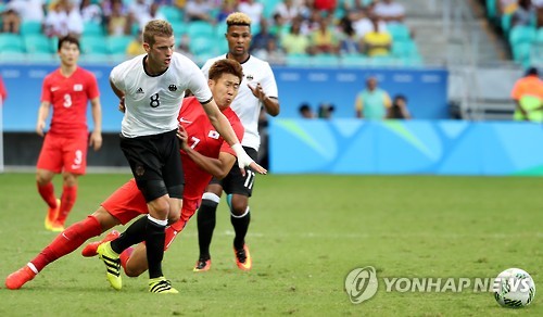 (사우바도르=연합뉴스) 7일(현지시간) 오후 브라질 사우바도르 폰치 노바 아레나에서 열린 리우올림픽 남자 축구 조별리그 C조 2차전 한국과 독일의 경기. 전반전 한국 손흥민이 독일 라스 벤더의 수비를 피해 돌파를 시도하고 있다.
