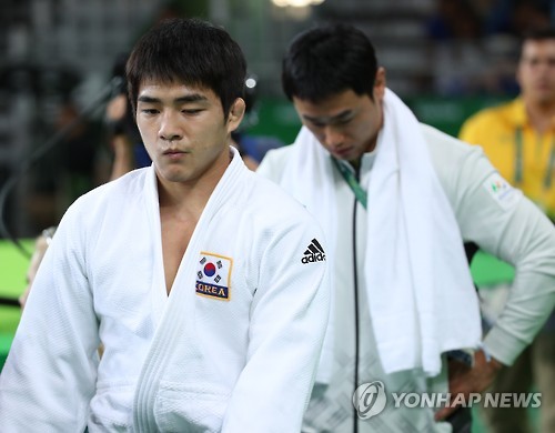 (리우데자네이루=연합뉴스) 8일(현지시간) 브라질 리우데자네이루 카리오카 경기장 2에서 열린 리우올림픽 남자 유도 73kg급에 출전한 안창림이 16강전에서 벨기에 디르크 반 티츨레에게 패한 뒤 경기장을 나서고 있다.