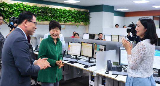 박근혜 대통령이 서울 강남구 역삼동의 신한은행 스마트워크센터를  지난 5일 방문해 조용병(왼쪽) 신한은행장, 유연근무 근로자와 이야기를 나누고 있다 .  뉴시스