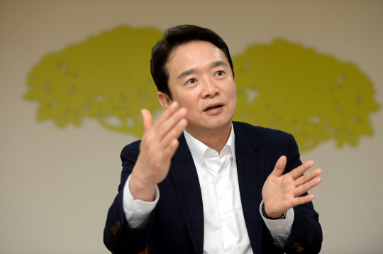 지난달 27일 서울 여의도에 자리한 경기도 서울사무소에서 남경필 경기지사가 민선 6기 후반기 도정에 대해 설명하고 있다.