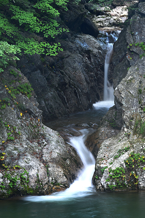 75번 국도변에서 만난 적목용소. 두 단을 이뤄 쏟아지는 폭포가 운치 있다.