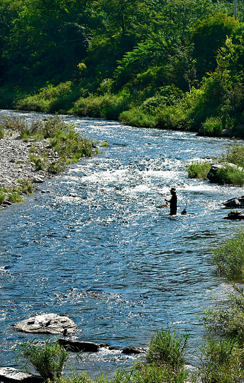 은빛으로 부서지는 가평천의 여울 속으로 들어간 휴가객이 견지낚시를 하고 있다. 경기 가평에서 강원 화천으로 이어지는 75번 국도는 줄곧 맑은 가평천을 따라간다. 가평천에는 더위를 피해 물놀이를 즐기며 쉬어갈 만한 장소가 곳곳에 있다.