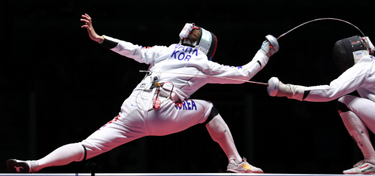 박상영이 10일 오전(한국시간) 브라질 리우데자네이루 바하 카리오카 경기장 3에서 열린 리우올림픽 펜싱 남자 개인 에페 결승전에서 헝가리의 게저 임레에게 마지막 공격을 성공시키며 금메달을 확정 짓고 있다.  연합뉴스