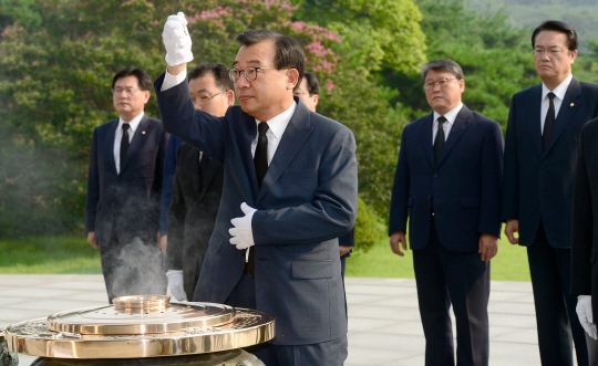 이정현 신임 새누리당 대표가 10일 오전 첫 공식 일정으로 당 지도부와 함께 서울 동작구 동작동 국립서울현충원을 참배하고 있다.