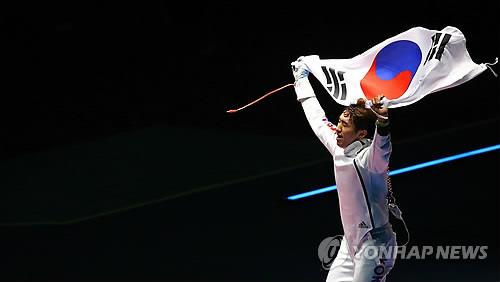 (리우데자네이루=연합뉴스) 한국 펜싱 대표팀의 박상영이 9일 오후(현지시간) 브라질 리우데자네이루 올림픽파크 카리오카 아레나3에서 열린 2016 리우올림픽 펜싱 남자 에페 결승에서 헝가리의 제자 임레를 꺾고 금메달을 따낸 뒤 태극기를 들고 환호하고 있다.