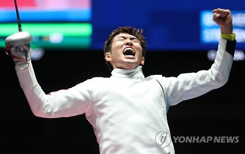 한국 펜싱 대표팀의 박상영이 9일 오후(현지시간) 브라질 리우데자네이루 올림픽파크 카리오카 아레나3에서 열린 2016 리우올림픽 펜싱 남자 에페 결승에서 제자 임레(헝가리)를 꺾고 금메달을 따낸 뒤 환호하고 있다.