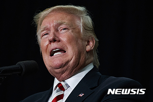 【윈덤=AP/뉴시스】미국 공화당 대선 후보 도널드 트럼프가 6일(현지시간) 뉴햄프셔주 윈덤에서 선거 유세를 하고 있다.