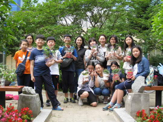 <행복한 선생님, 행복한 학생>함께 화분 키워 선물하고 유기견 돌보고… “한 가족 같아요”