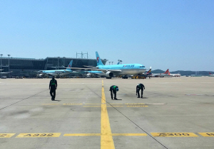 11일 대한항공 직원들이 인천국제공항 활주로에 떨어진 ‘이물질과 파편(FOD·Foreign Object Debris)’ 제거 작업을 벌이고 있다.  대한항공 제공
