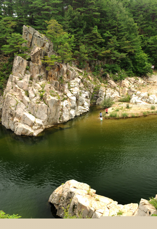 단편 ‘은어낚시통신’의 배경인 울진 왕피천은 윤대녕과 그의 부친이 은어낚시를 즐기던 곳이기도 하다. 현재는 생태경관보전지구로 지정돼 있으며 맑은 물길을 따라 트레킹을 하기에 좋다.  박경일 기자 parking@
