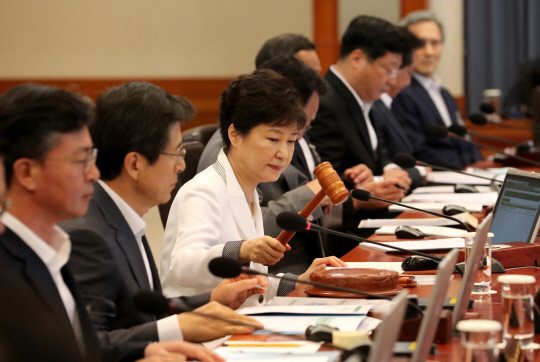 박근혜 대통령이 12일 오전 청와대에서 열린 임시국무회의에서 8·15 광복절 특별사면 대상자 등을 확정·의결하며 의사봉을 두드리고 있다. 연합뉴스