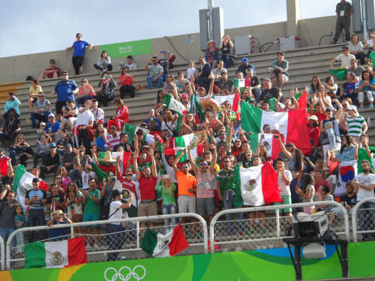 멕시코 팬들이 12일 오전(한국시간) 여자 양궁 개인전이 펼쳐진 브라질 리우데자네이루 삼보드로무 경기장에서 응원전을 펼치고 있다.