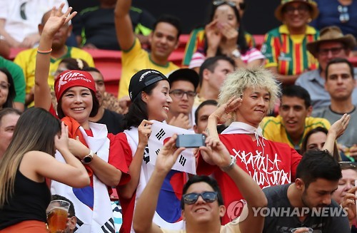 가수 현숙, 박애리, 팝핀현준(가운데 왼쪽부터)이 10일(현지시간) 한국과 멕시코 축구 경기가 열린 브라질리아 마네 가힌샤 경기장에서 한국팀을 응원하고 있다.