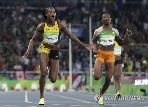 톰슨(왼쪽), 결승선 가장 먼저 골인 (AP=연합뉴스)