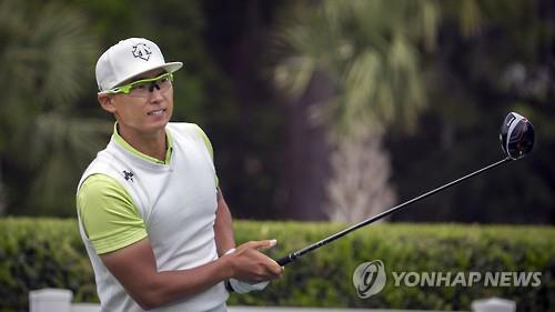 하루에 7타를 줄여 선두권으로 도약한 김민휘.