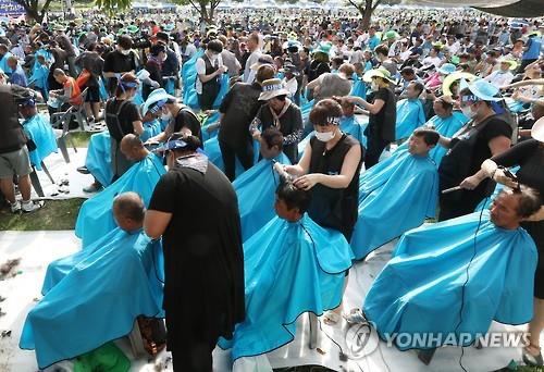 (성주=연합뉴스) 15일 오후 경북 성주군 성주읍 성밖숲에서 주민들이 사드배치 철회를 촉구하는 대규모 삭발식에 참여하고 있다.