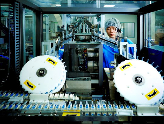 경북 안동시 풍산읍 SK케미칼 백신공장 L하우스 직원이 ‘스카이셀플루 4가’가 생산되는 모습을 지켜보고 있다.