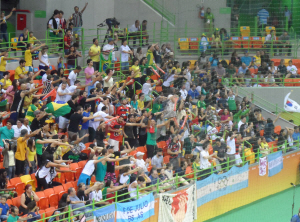 15일(한국시간) 한국-아르헨티나의 리우올림픽 여자 핸드볼 B조 예선 5차전이 열린 브라질 리우데자네이루 바하의 푸투루경기장에서 브라질 관중이 한국을 응원하고 있다.