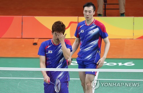 (리우데자네이루=연합뉴스) 15일 오전 (현지시간) 브라질 리우센트루 파빌리온 4에서 열린 배드민턴 남자 복식 8강 한국과 말레이시아의 경기에서 이용대가 경기가 잘 풀리지 않자 답답해하고 있다.