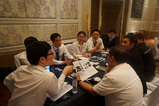 지난 4월 필리핀에서 열린 수출촉진회에서 한전 직원들이 협력업체와 공동개발한 우수 전력 기자재 상품을 해외 바이어에게 설명하고 있다.