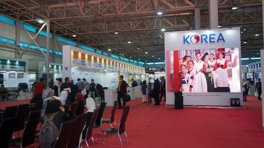 한국전력공사는 자사의 글로벌 브랜드 파워를 활용해 중소기업의 해외 진출을 적극 돕고 있다. 지난 5월 이란 테헤란에서 열린 ‘2016 테헤란 한국우수상품전’에 참가한 전력산업 관련 중소기업 홍보 부스를 찾은 현지인들이 상담을 하거나 제품을 살펴보고 있다.