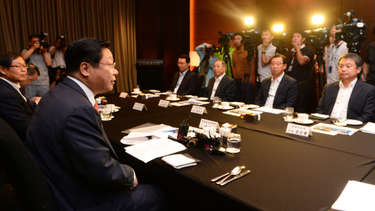 주형환(맨 앞) 산업통상자원부 장관이 17일 오전 서울 영등포구 여의동 콘래드호텔에서 열린 자동차 업계 CEO 간담회에서 모두 발언을 하고 있다.