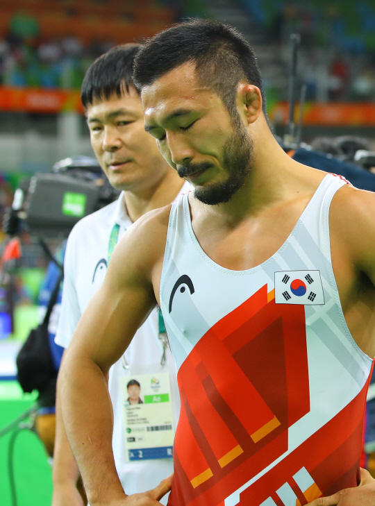 류한수(오른쪽)가 17일 오전(한국시간) 리우올림픽 레슬링 남자 그레코로만형 66㎏급 동메달 결정전에서 테크니컬 폴패를 당한 뒤 눈을 감으며 아쉬움을 삼키고 있다.