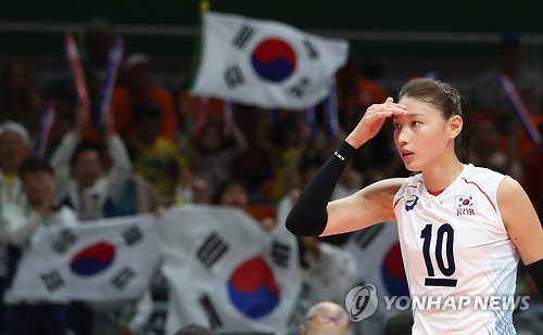 한국 여자배구 대표팀이 16일 오전(현지시간) 브라질 리우데자네이루 마라카낭지뉴 경기장에서 열린 2016 리우올림픽 여자배구 8강전 네덜란드와 경기에서 세트스코어 1-3으로 패해 4강진출이 좌절됐다. 김연경이 경기 도중 생각에 잠겨 있다.