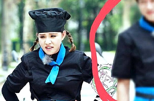 한국의 사드(THAAD·고고도미사일방어체계) 배치 문제와 관련해 한류가 중국의 보복 대상이 될 조짐이 꾸준히 제기된 가운데 중국 예능프로그램에 출연한 가수 황치열이 모자이크 처리한 것으로 확인돼 사드 보복 연관성이 주목받고 있다. 황치열이 모자이크처리된 것으로 추정되는 방송 캡쳐 사진. (사진출처: 중국 웨이보)