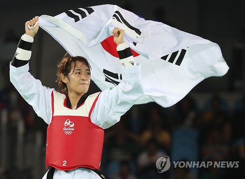 한국 여자 태권도 대표팀의 김소희가 17일 오후(현지시간) 브라질 리우데자네이루 올림픽파크 카리오카 아레나3에서 열린 2016 리우올림픽 태권도 여자 49㎏급 결승에서 티야나 보그다노비치(세르비아)를 꺾고 금메달을 차지한 뒤 환호하고 있다.