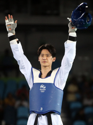 이대훈이 19일 오전(한국시간) 브라질 리우데자네이루 카리오카 경기장 3에서 열린 리우올림픽 태권도 남자 68㎏급 동메달 결정전에서 승리한 뒤 환호하고 있다.