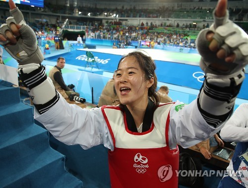 (리우데자네이루=연합뉴스) 한국 여자 태권도의 오혜리가 19일 오후(현지시간) 브라질 리우데자네이루 올림픽파크 카리오카 아레나 3에서 열린 2016 리우올림픽 태권도 여자 67㎏급 결승전에서 하비 니아레(프랑스)를 꺾고 금메달을 확정지은 후 관중과 함께 ‘대~한민국!’을 외치고 있다.
