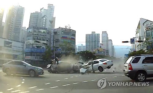 지난달 31일 부산 해운대에서 3명의 목숨을 앗아가고 23명을 다치게한 사고의 영상 캡쳐 [부산경찰청 제공영상 캡쳐=연합뉴스]