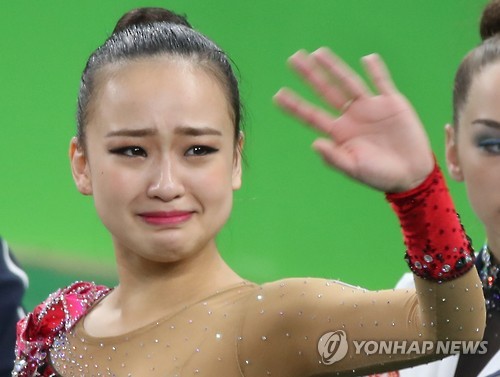 (리우데자네이루=연합뉴스) 손연재가 20일 오후(현지시간) 브라질 리우데자네이루 올림픽 경기장에서 열린 2016 리우올림픽 리듬체조 개인종합 결선에서 4위로 경기를 마친 뒤 관중석을 향해 손을 흔들며 울고 있다.