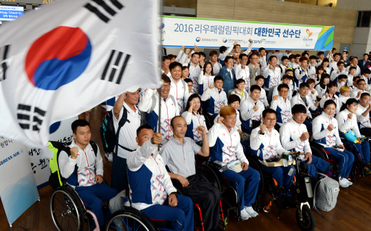 2016 리우데자네이루패럴림픽에 참가하는 한국 선수단 선발대가 23일 오전 인천국제공항 출국장에서 열린 환송식에서 파이팅을 외치고 있다.  곽성호 기자 tray92@