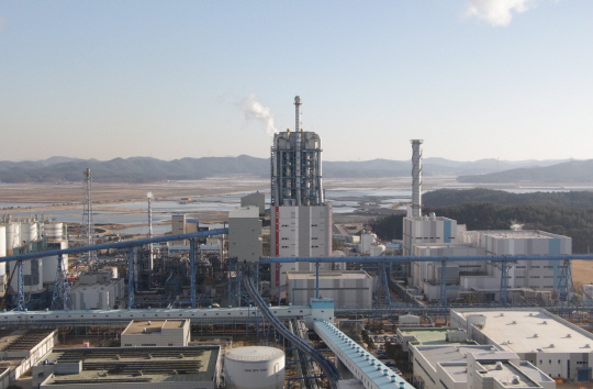 한국서부발전은 국내 최초로 충남 태안 석탄가스화복합발전(Integrated Gasification Combined Cycle·IGCC) 플랜트의 상업운전을 지난 19일 시작했다.