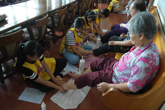 <행복한 선생님, 행복한 학생>어르신에게 ‘찾아가는 발마사지’… 사라져 가는 사제간 情도 ‘쑥쑥’