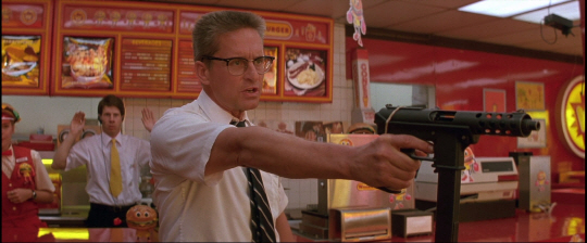 지극히 평범했던 샐러리맨이 해고를 당하면서 꼬여버린 삶을 그린 마이클 더글러스 주연의 영화 ‘폴링 다운’의 한 장면. 신자유주의의 전면화 이후 일상적인 학대와 해고는 직장 내 다중살인의 주요 원인이다.