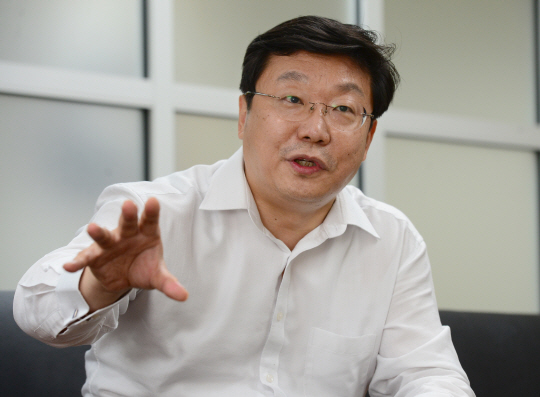 주형환 산업통상자원부 장관이 지난 23일 서울 종로구 도렴동 동아시아자유무역협정추진단(외교부 청사 내)에서 취임 후 처음으로 가진 문화일보와의 단독 인터뷰에서 수출 부진을 극복하기 위해서 강력한 규제개혁과 주력산업의 고도화 및 산업재편이 서둘러 이뤄져야 한다고 강조하고 있다.  신창섭 기자 bluesky@