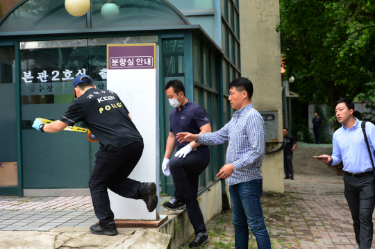 경찰이 스스로 목숨을 끊은 채 26일 오전 발견된 이인원 롯데그룹 정책본부장의 시신이 임시 안치된 경기 양평군 양서면 양수장례식장에서 출입통제선을 치고 있다.