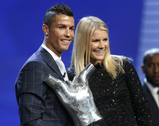 크리스티아누 호날두(포르투갈·왼쪽)가 26일 오전(한국시간) 모나코 그리말디 포럼에서 2016∼2017시즌 UEFA MVP 트로피를 들고 여자 MVP인 아다 헤거베르그(노르웨이)와 함께 포즈를 취하고 있다.