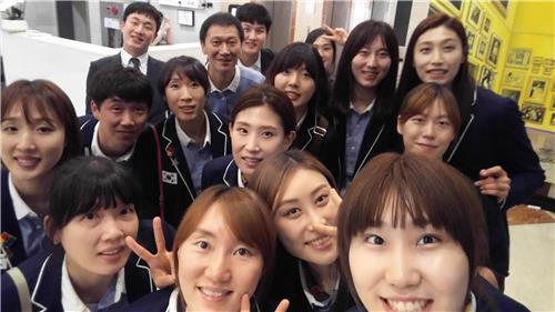 (서울=연합뉴스) 여자배구 대표팀이 25일 저녁 서울 강남의 한 중국집에서 대한배구협회와 회식을 했다. 회식은 서병문 배구협회 신임 회장과 리우데자네이루 올림픽에 출전한 대표팀의 상견례를 겸한 귀국 환영 행사 격으로 열렸다.