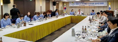 (서울=연합뉴스) 여자배구 대표팀이 25일 저녁 서울 강남의 한 중국집에서 대한배구협회와 회식을 했다. 회식은 서병문 배구협회 신임 회장과 리우데자네이루 올림픽에 출전한 대표팀의 상견례를 겸한 귀국 환영 행사 격으로 열렸다.