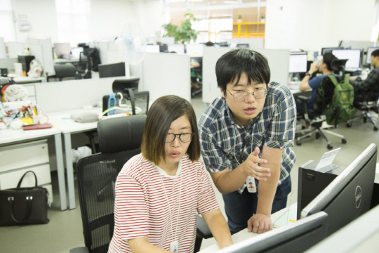 지난 11일 서울 성동구 성수동 링키지랩 사무실에서 장애인 근로자가 업무 관련 대화를 나누고 있다.  한국장애인고용공단 제공