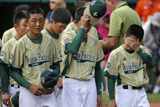 리틀야구 대표팀의 조준서(오른쪽)가 29일 오전(한국시간) 미국 펜실베이니아주 윌리엄스포트 라메이드스타디움에서 열린 월드시리즈 결승에서 패한 후 눈물을 훔치고 있다. AP 연합뉴스